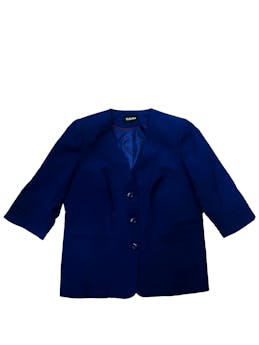Saco azul manga 3/4 ,tiene forro, 3 botones al frente para cerrar, busto: 112 cm , largo: 64 cm